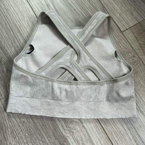 Gymshark Gray Adapt Butterfly Seamless Sports Bra and Leggings Set - Picture 2 of 7